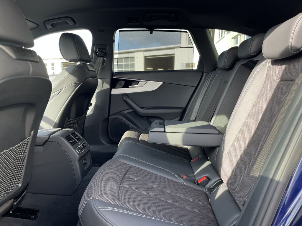 Audi A4 Avant 40 2.0 TFSI quattro S tronic S line 219 17