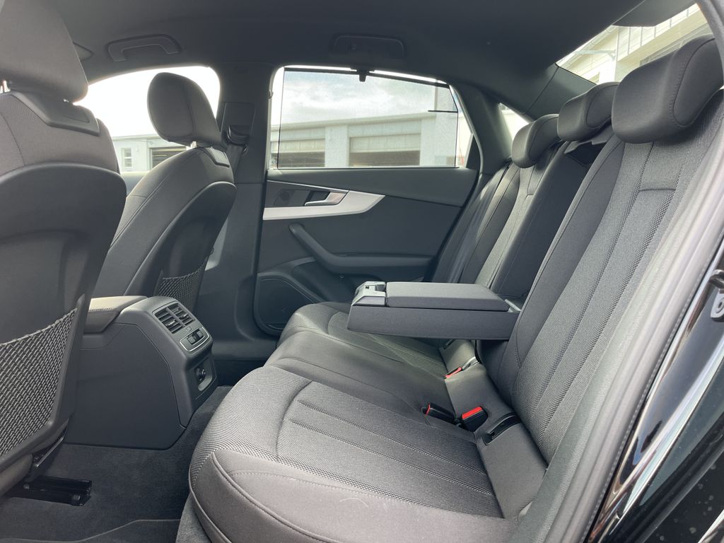 Audi A4 40 2.0 TDI quattro S tronic S line 17