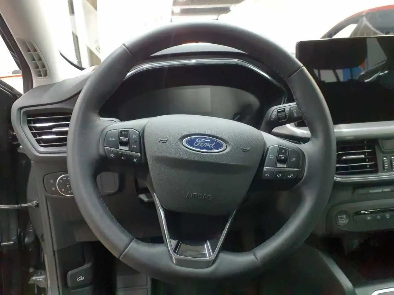 Ford Focus Lim. Titanium LED*Navi*LM*Winterpak*Kamera 10