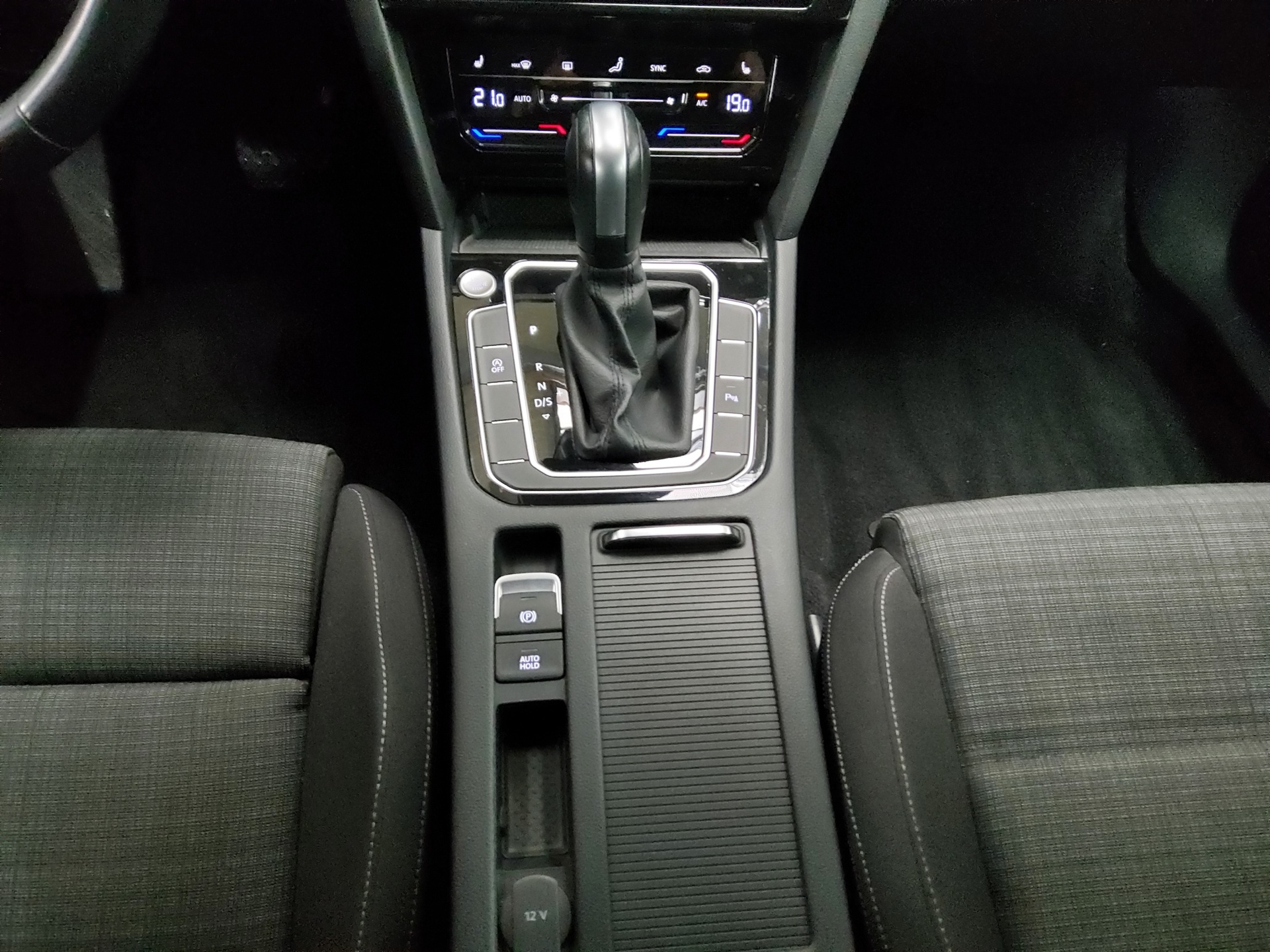 Volkswagen Passat Var. 1.5 TSI Business Navi AHK AID RfK 6