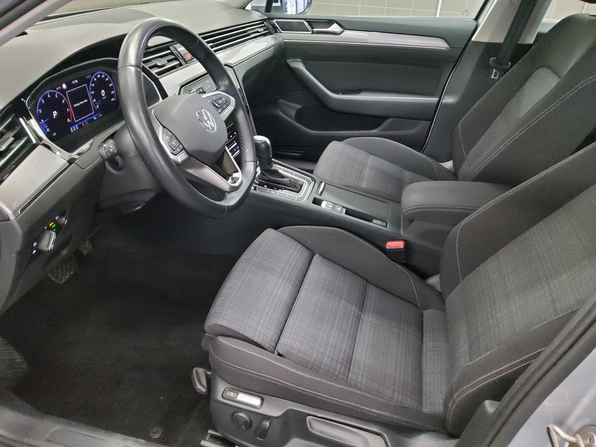 Volkswagen Passat Var. 1.5 TSI Business Navi AHK AID RfK 9