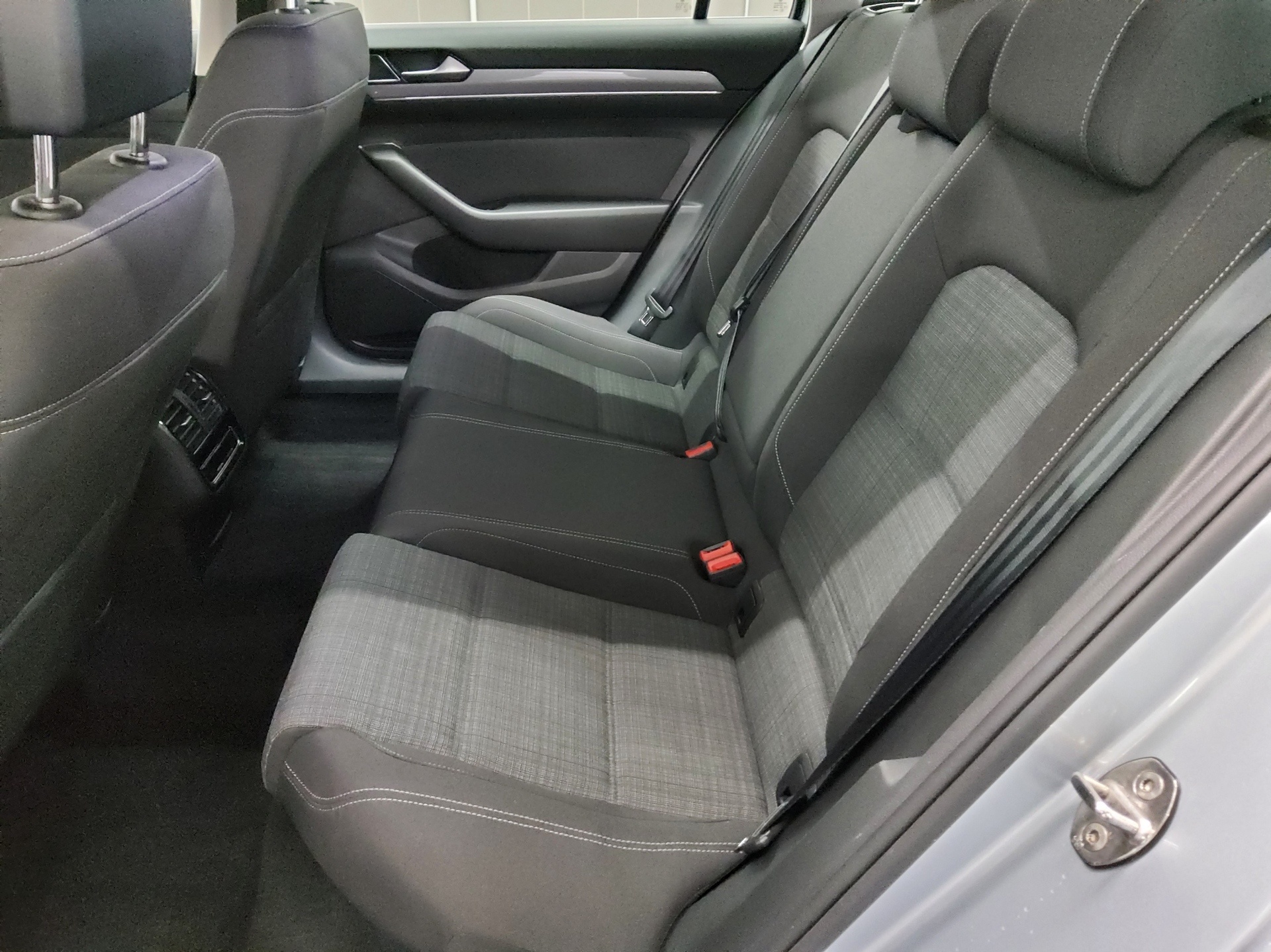 Volkswagen Passat Var. 1.5 TSI Business Navi AHK AID RfK 13