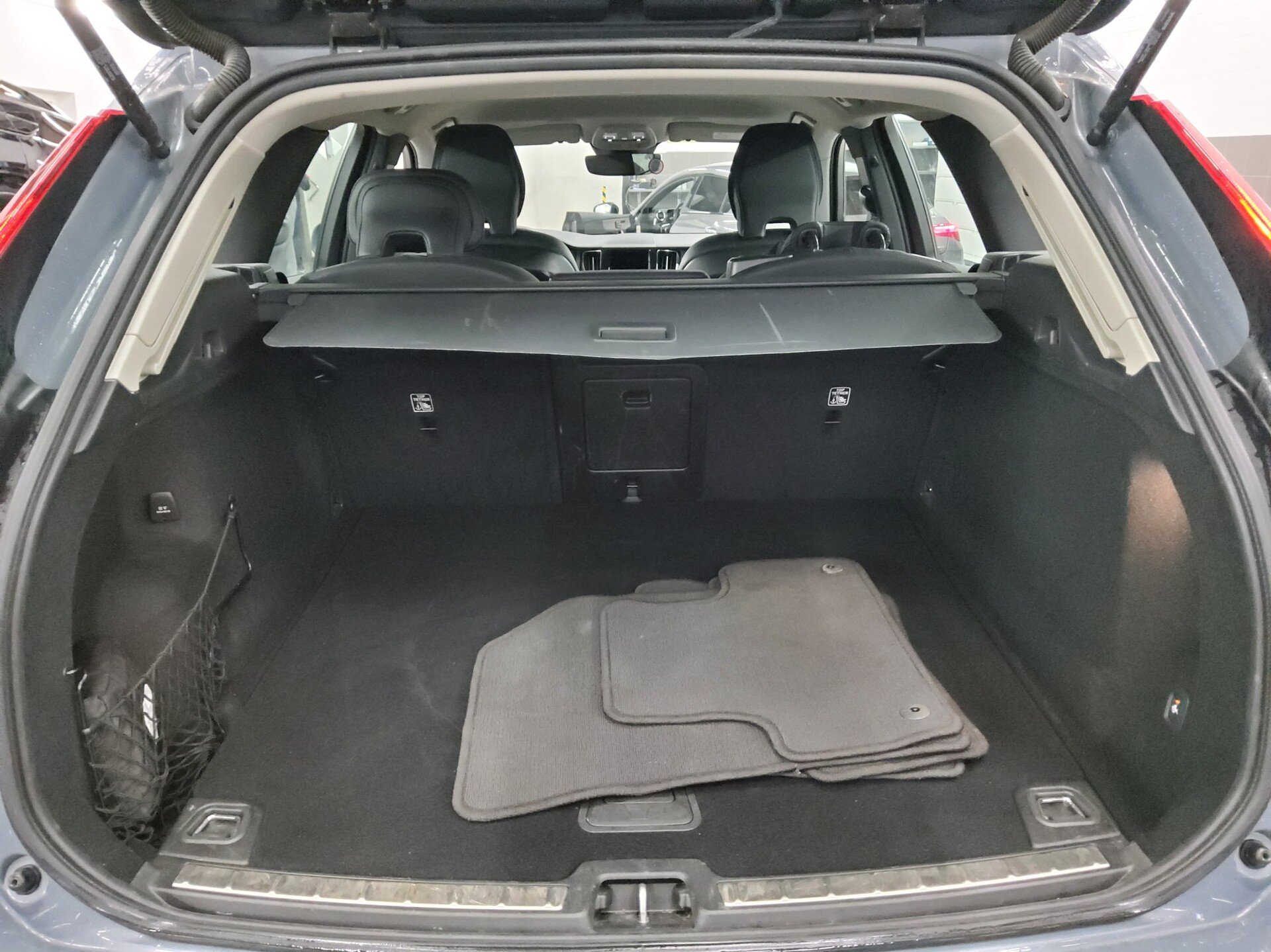 Volvo XC60 B4 Momentum Leder Navi LED RfK AHK Sound 12