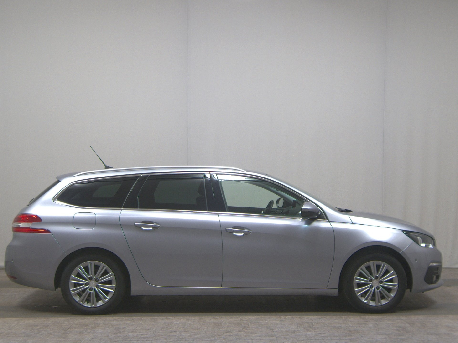 Peugeot 308 BlueHDi 130 Allure Navi LED AHK RfK ACC PDC