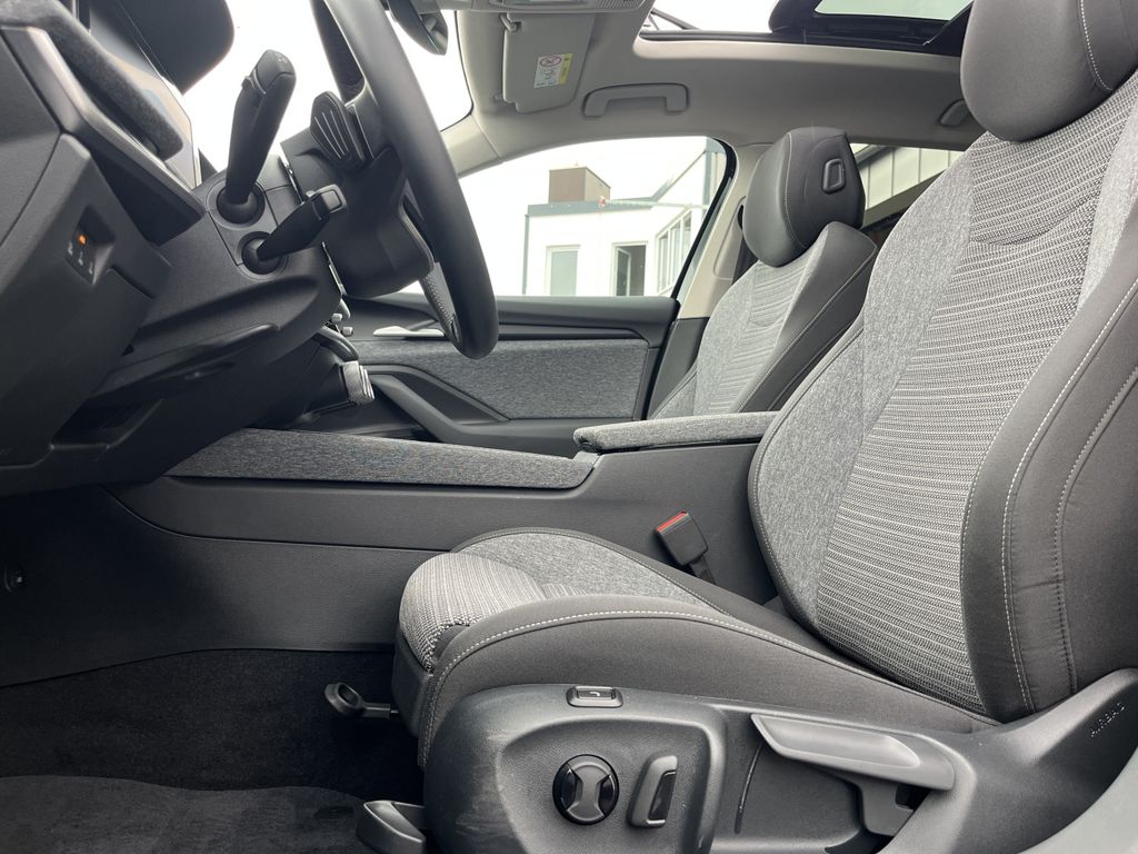 Skoda Superb Combi 2.0 TDI DSG Selection AHK PANO Head 13