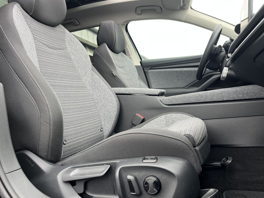 Skoda Superb Combi 2.0 TDI DSG Selection AHK PANO Head 15