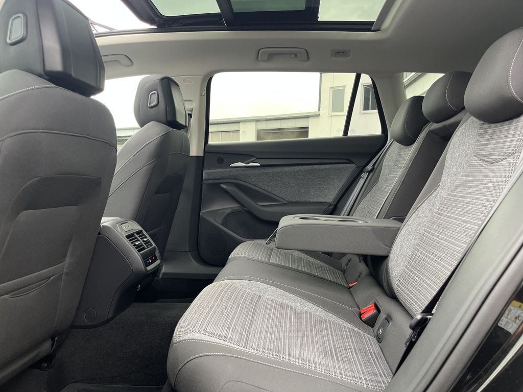 Skoda Superb Combi 2.0 TDI DSG Selection AHK PANO Head 17