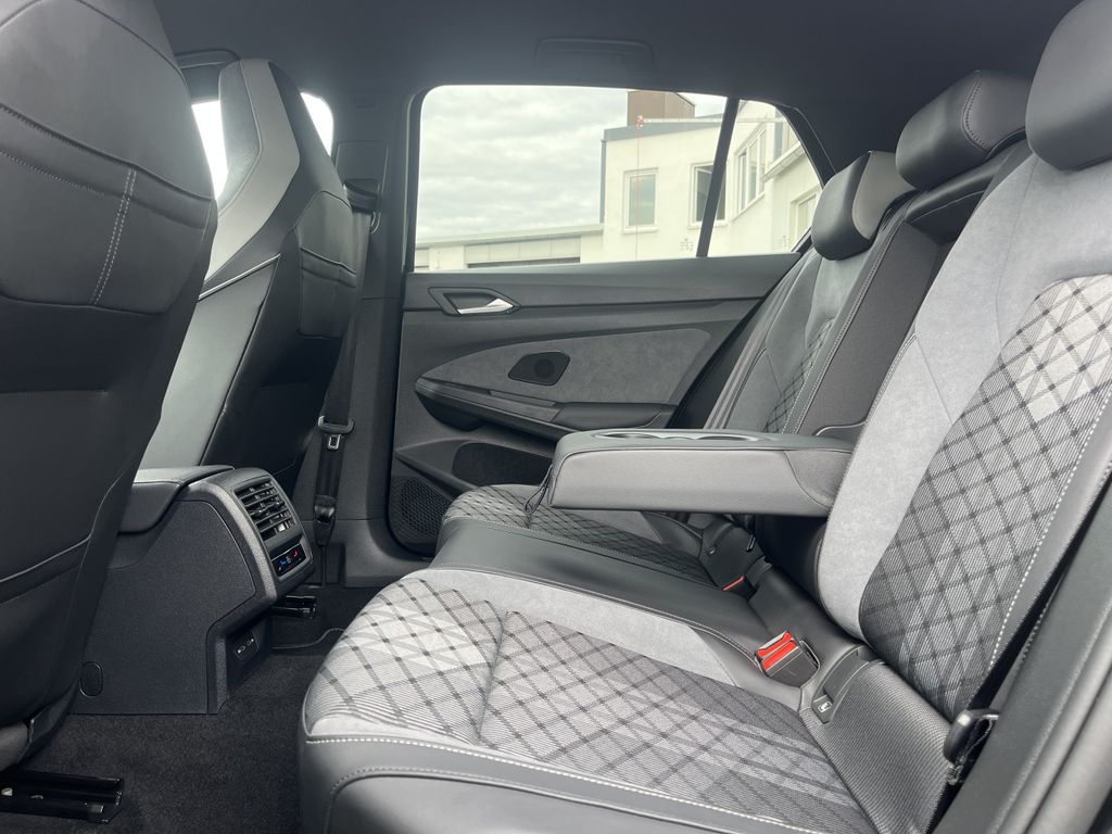 Volkswagen Golf 1.5 TSI DSG R-Line Blackline Style 17