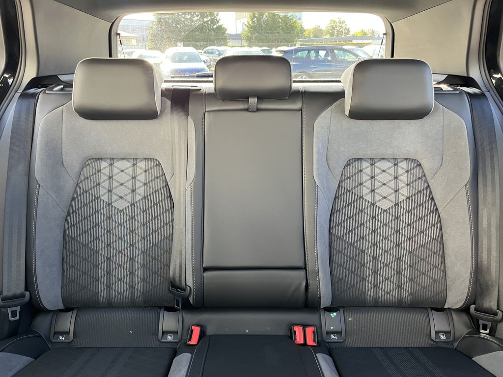 Volkswagen Golf 1.5 TSI DSG R-Line Black Style 18