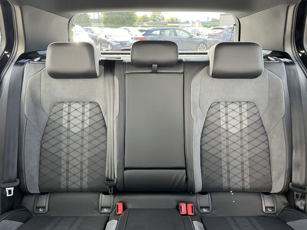 Volkswagen Golf 1.5 TSI DSG R-Line Black Style 18