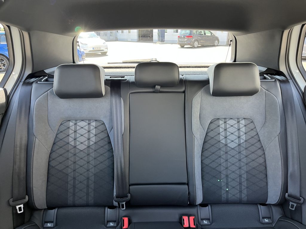 Volkswagen Golf 1.5 TSI DSG R-Line 17
