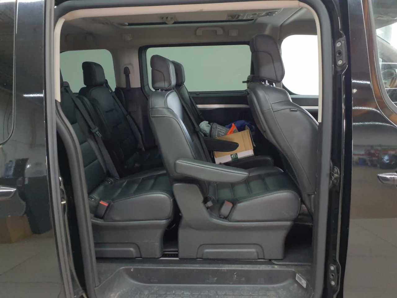 Peugeot Traveller L2 2.0 BlueHDi 180 EAT8 Business VIP 8
