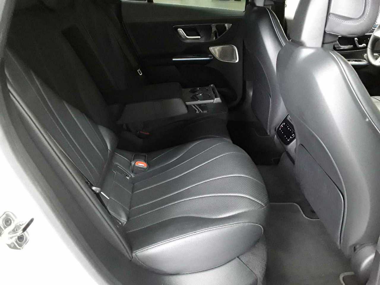 Mercedes-Benz EQE 300 Electric Art 14