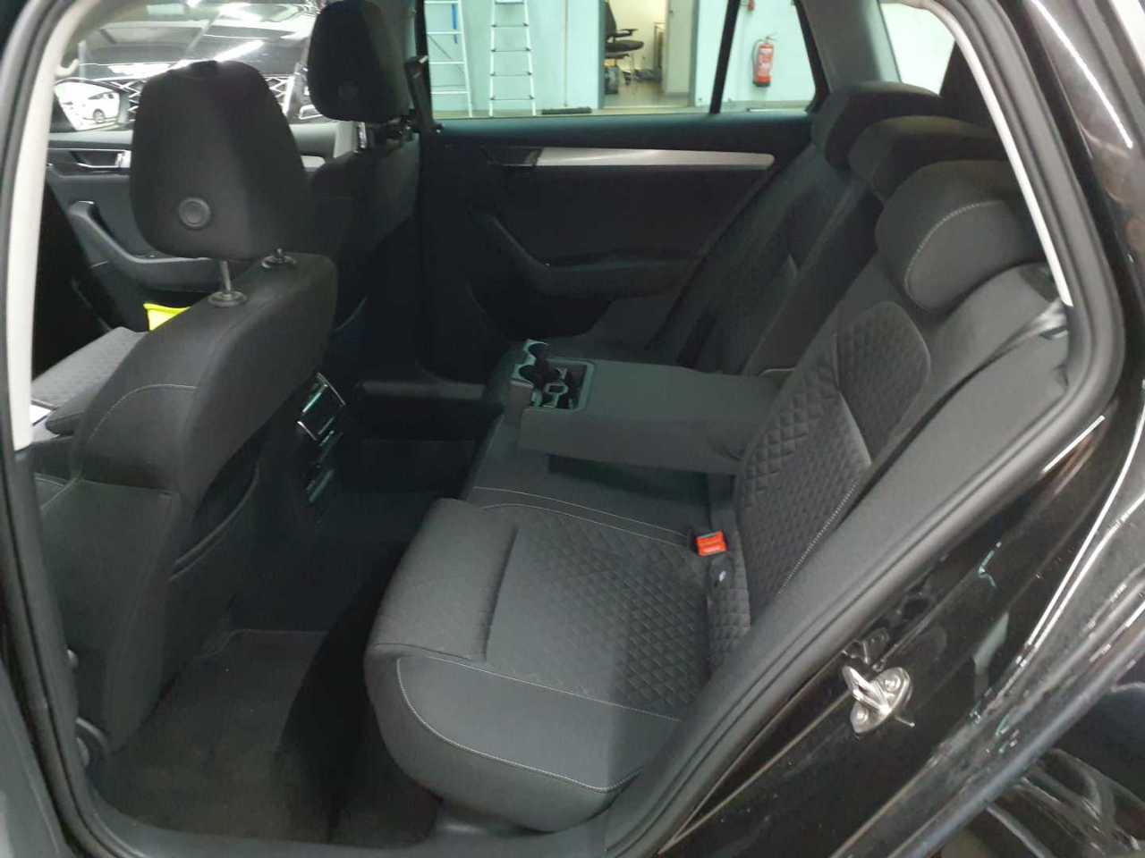 Skoda Superb Combi 2.0 TDI 4x4 DSG Ambition 8