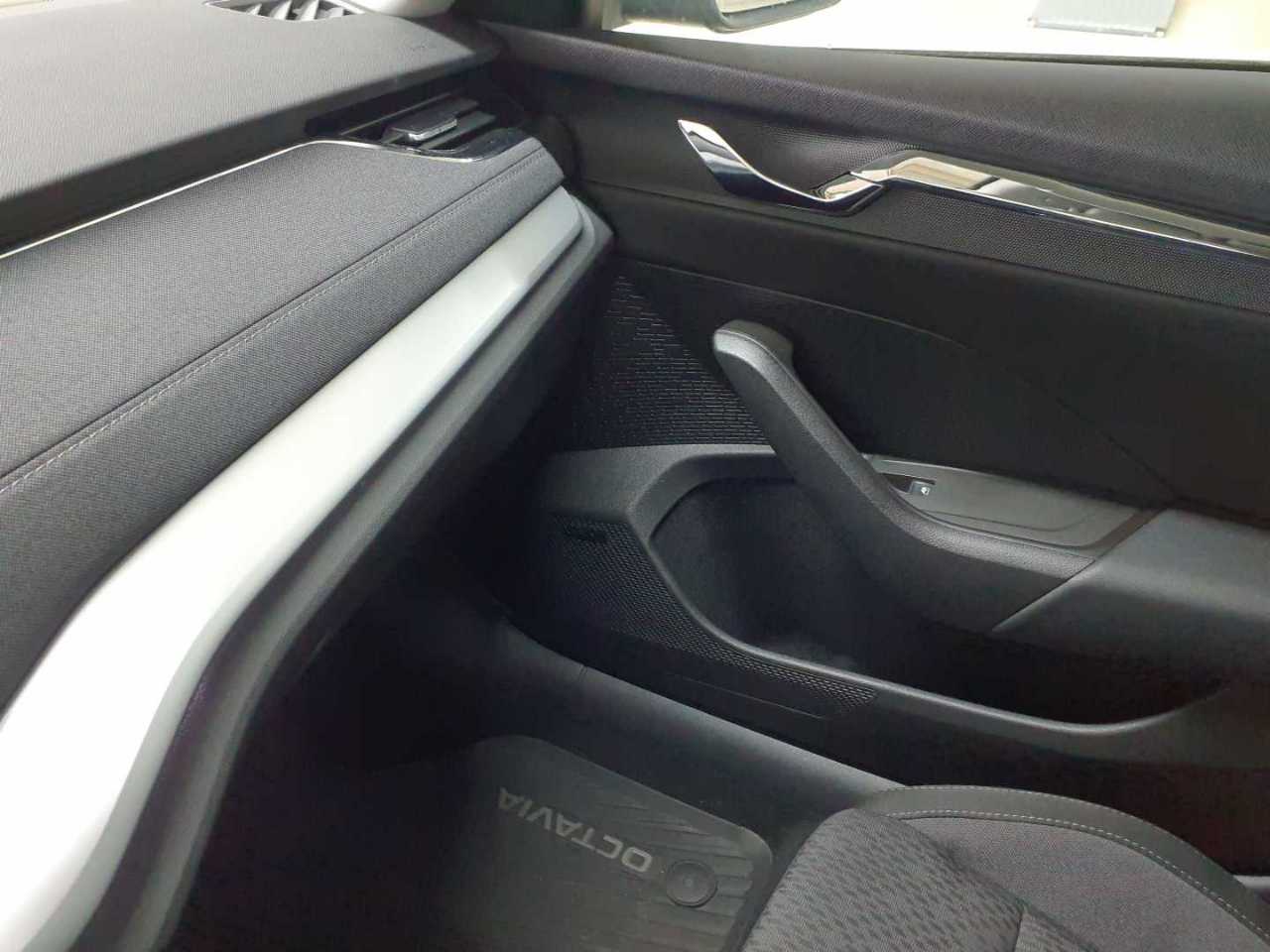 Skoda Octavia Combi 2.0 TDI DSG First Edition 15