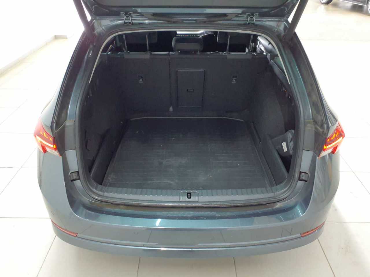 Skoda Octavia Combi 2.0 TDI DSG First Edition 9