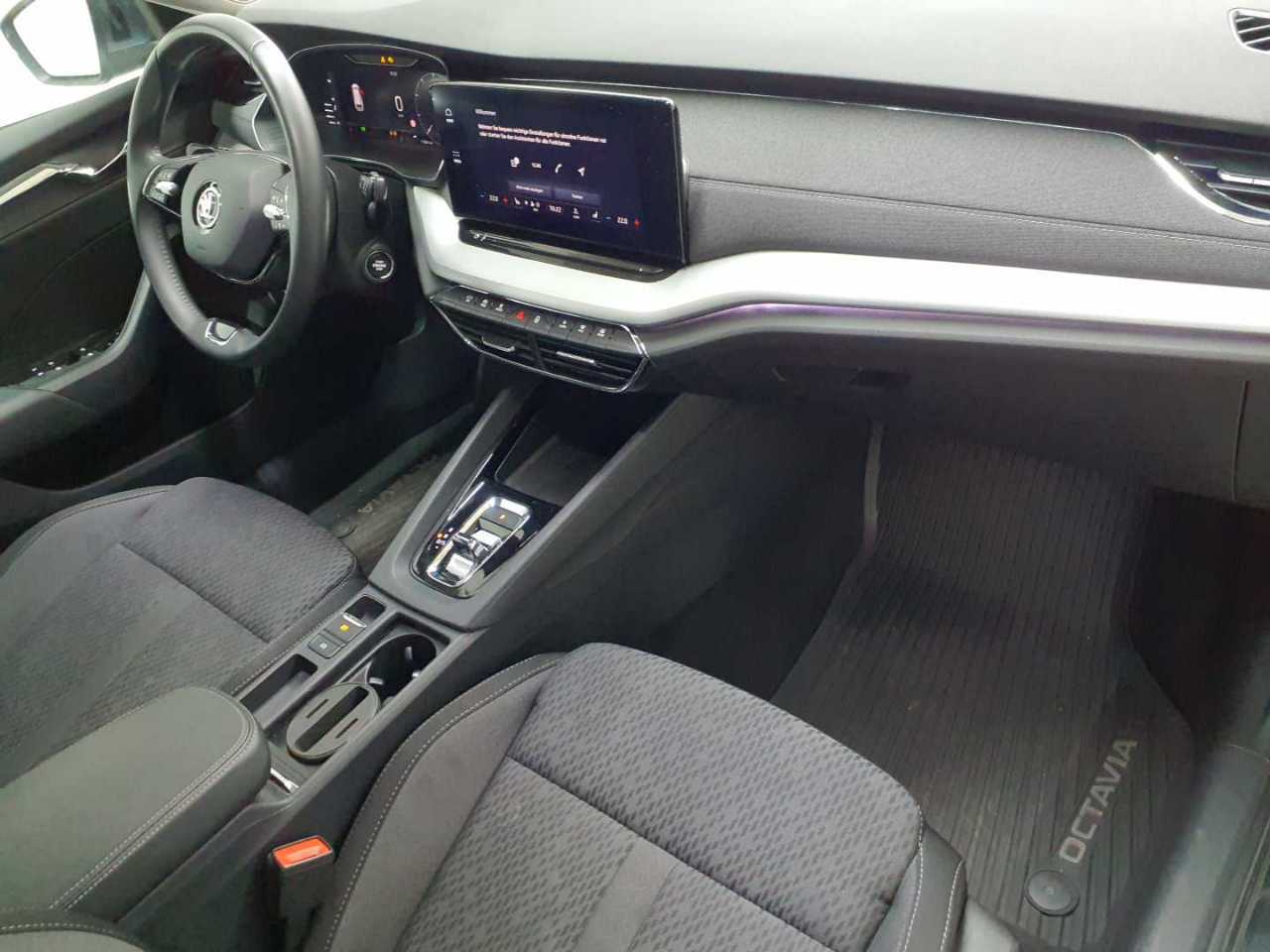 Skoda Octavia Combi 2.0 TDI DSG First Edition 13
