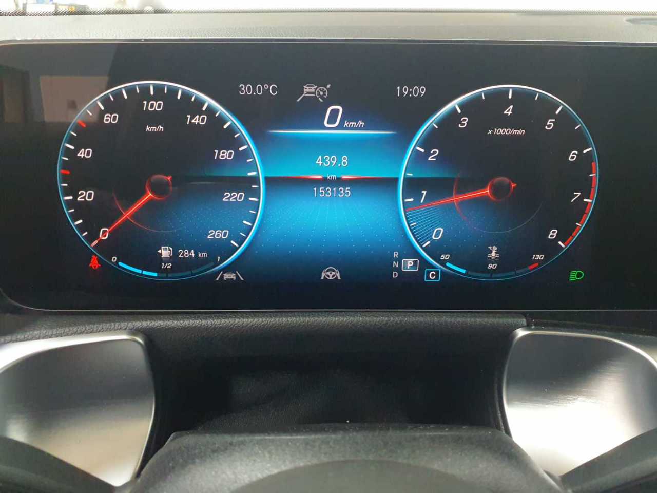 Mercedes-Benz GLB 200 4Matic 8G-DCT Progressive 17