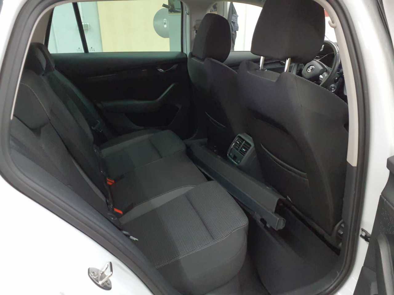 Skoda Octavia Combi 2.0 TDI DSG Ambition 14