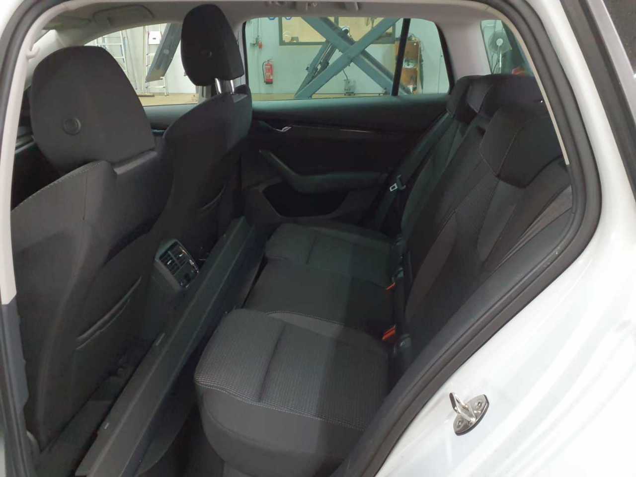 Skoda Octavia Combi 2.0 TDI DSG Ambition 13