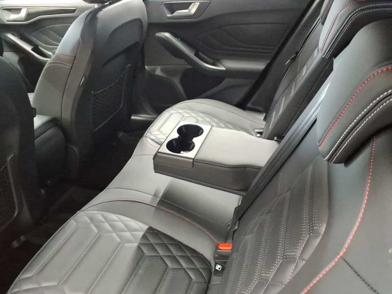 Ford Focus 1.0 EcoBoost Hybrid ST-LINE X 8