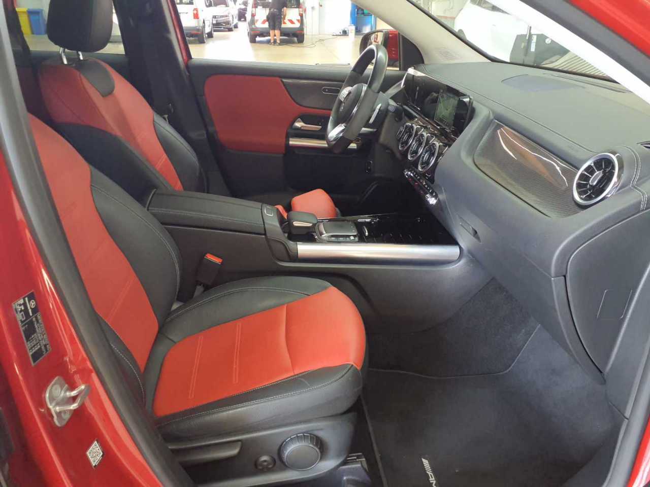 Mercedes-Benz GLA 250 8G-DCT AMG Line 12