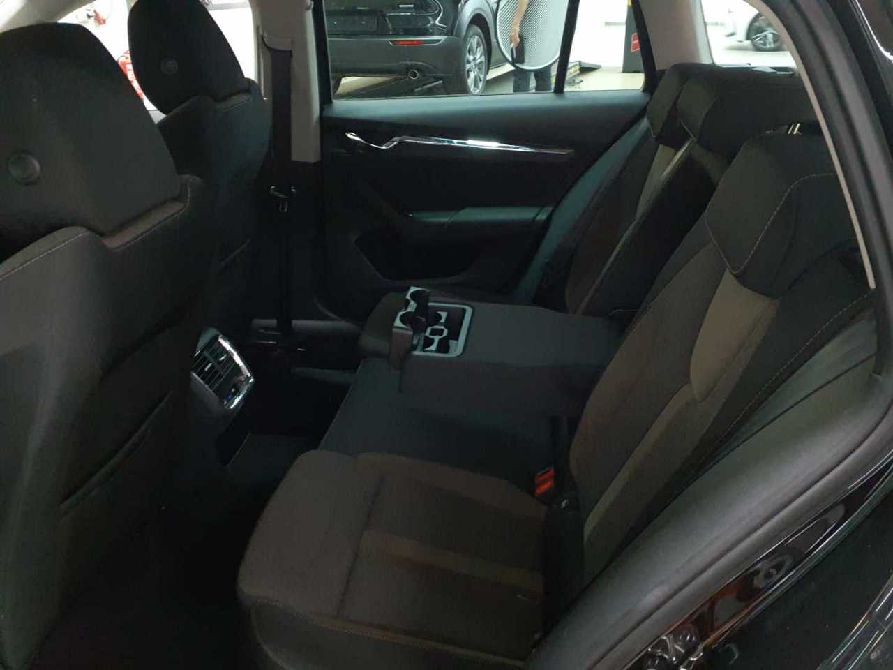 Skoda Octavia Combi 2.0 TDI DSG 4x4 Scout 13