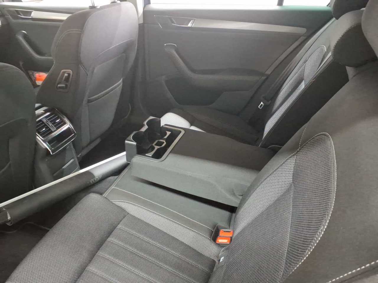 Skoda Superb Combi 2.0 TDI DSG Style 8