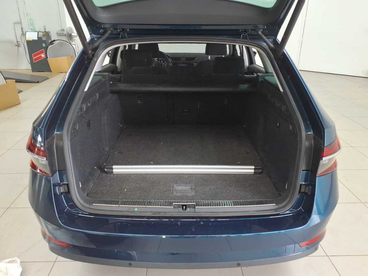 Skoda Superb Combi 2.0 TDI DSG Style 9