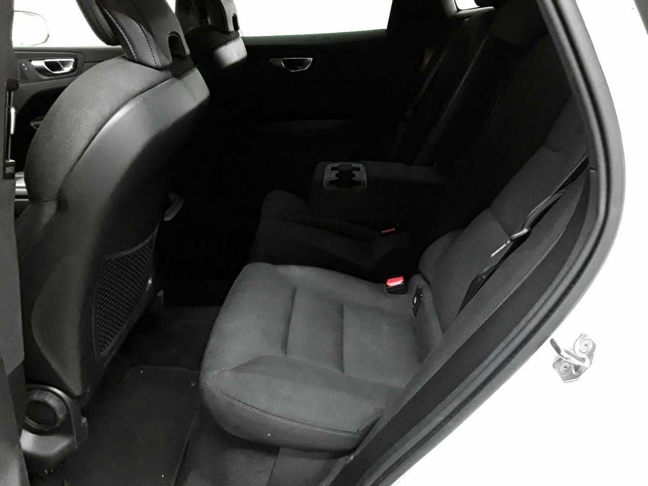 Volvo XC60 B4 D AWD Geartronic Momentum Pro 7