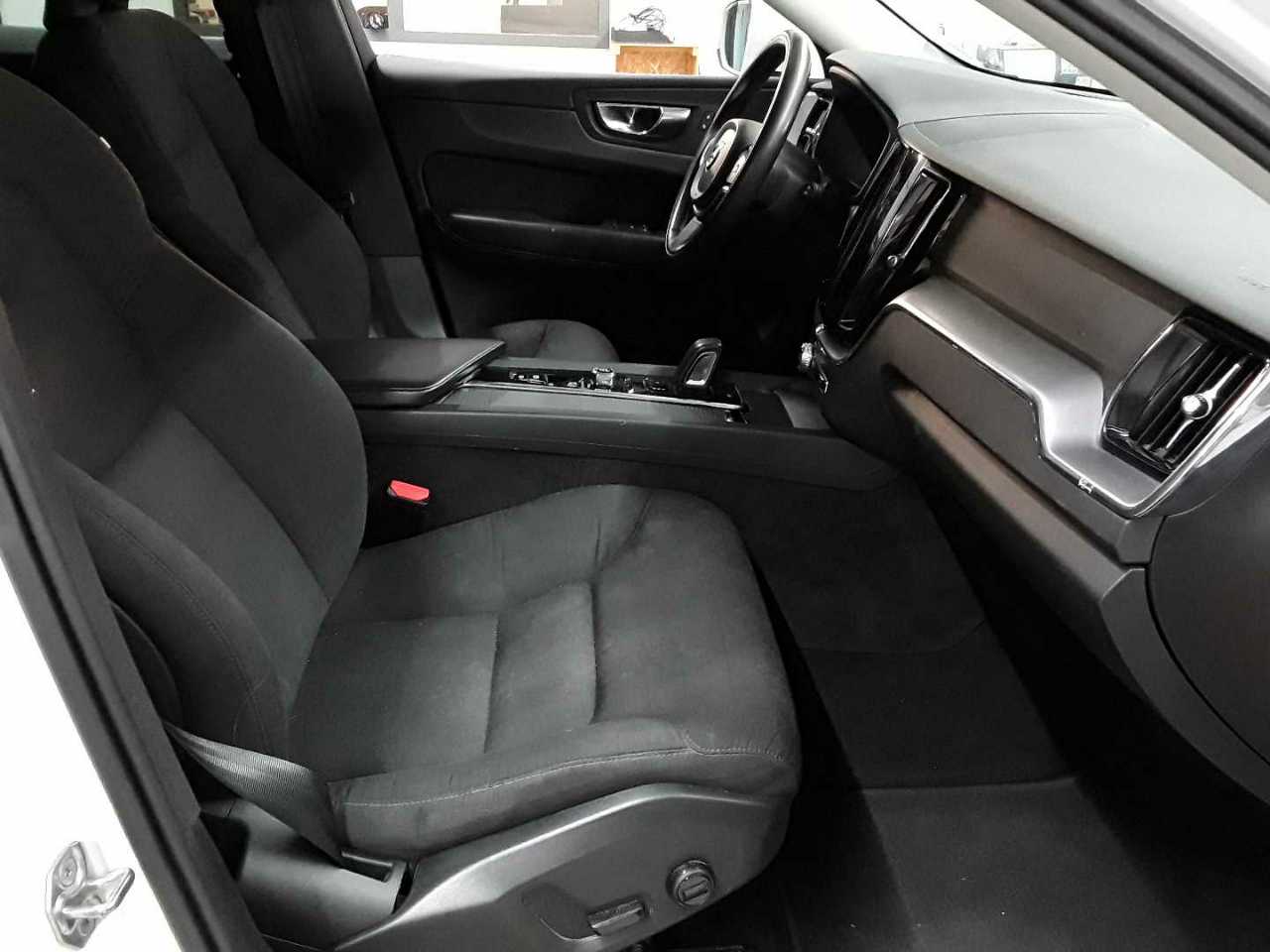 Volvo XC60 B4 D AWD Geartronic Momentum Pro 9