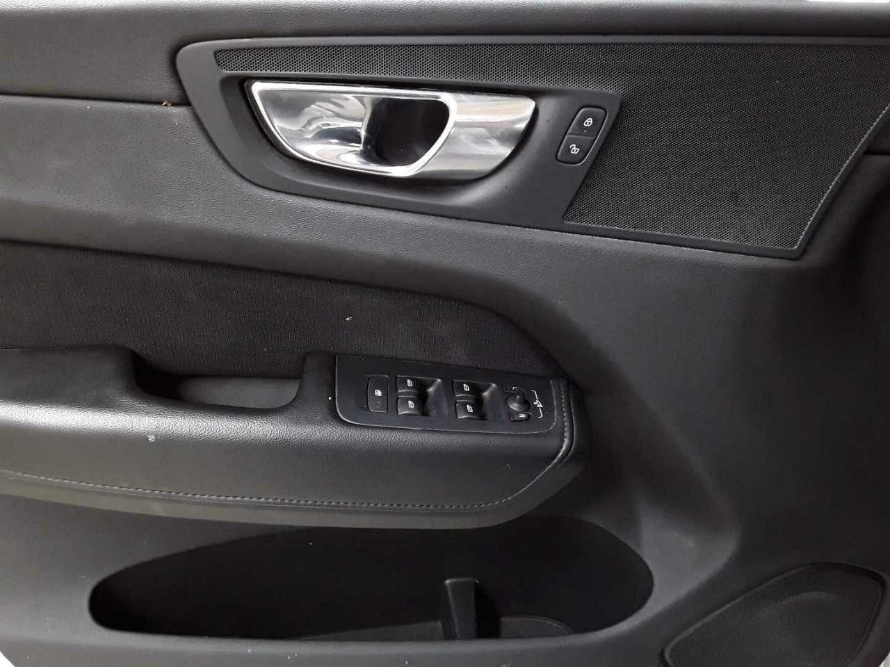 Volvo XC60 B4 D AWD Geartronic Momentum Pro 4