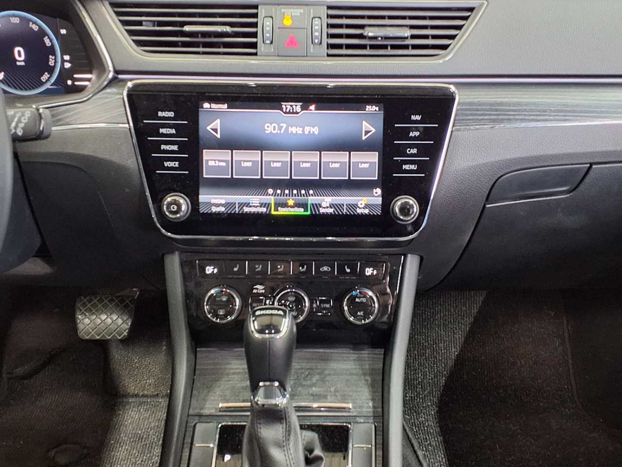 Skoda Superb Combi 2.0 TDI DSG Style 6