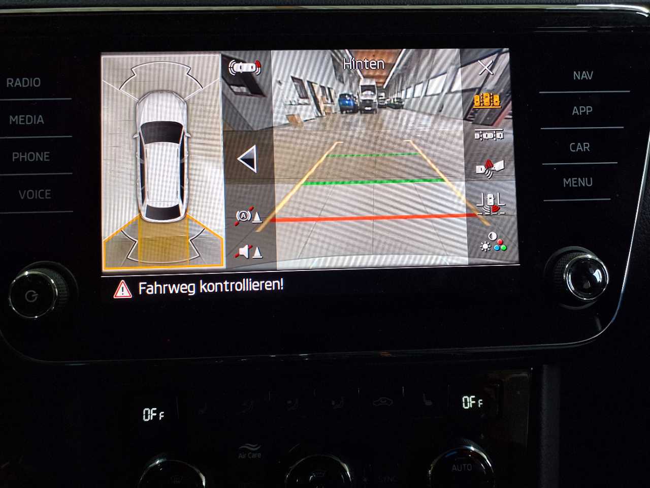 Skoda Superb Combi 2.0 TDI DSG Style 13