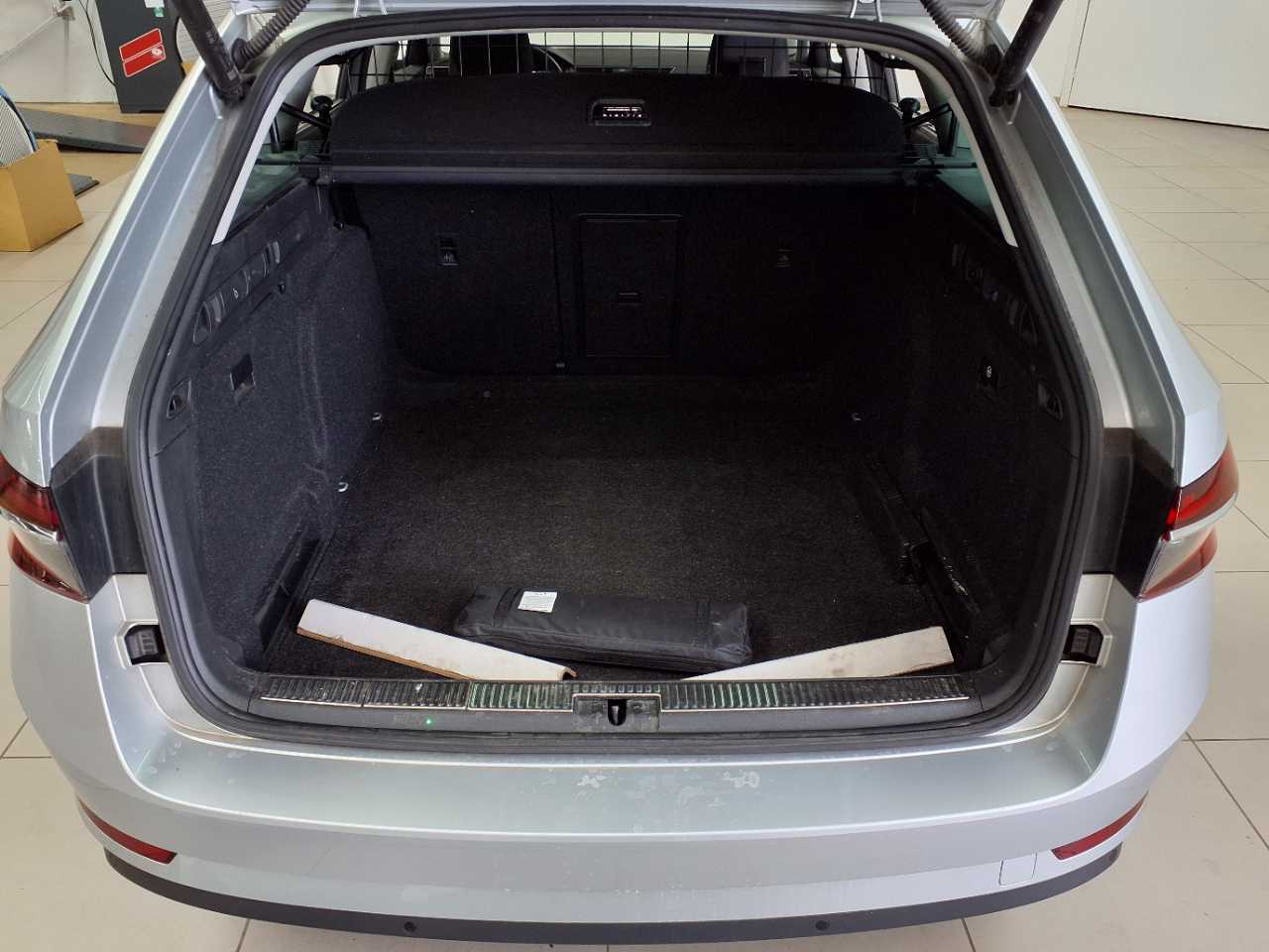Skoda Superb Combi 2.0 TDI DSG Style 9