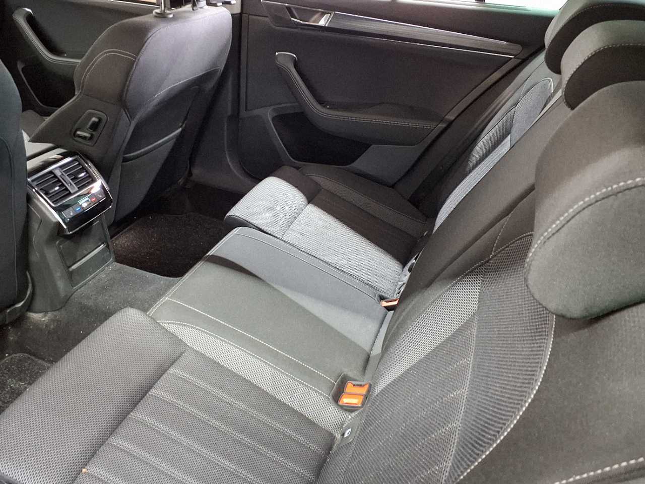 Skoda Superb Combi 2.0 TDI DSG Style 8