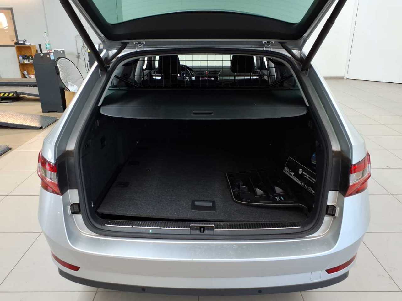 Skoda Superb Combi 2.0 TDI DSG Ambition 15