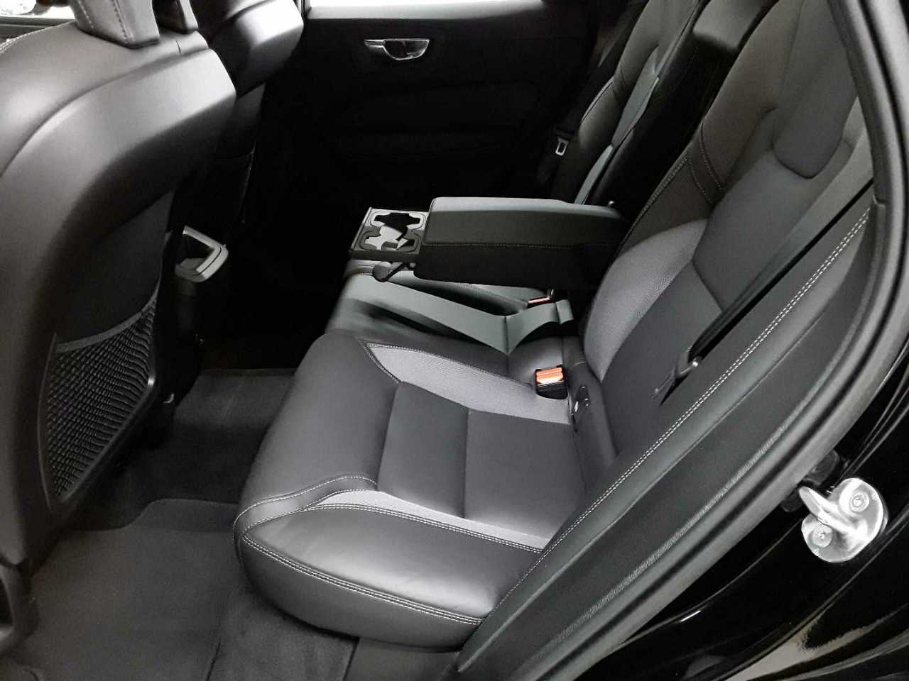 Volvo XC60 B4 D AWD Plus Dark 13