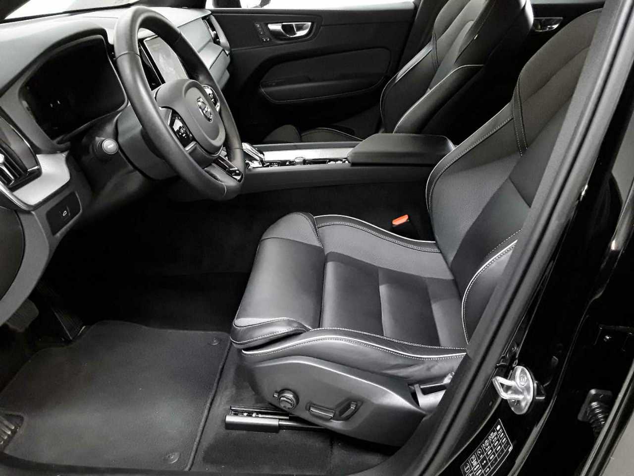 Volvo XC60 B4 D AWD Plus Dark 7