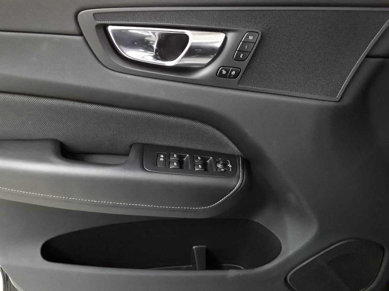Volvo XC60 B4 D AWD Plus Dark 16
