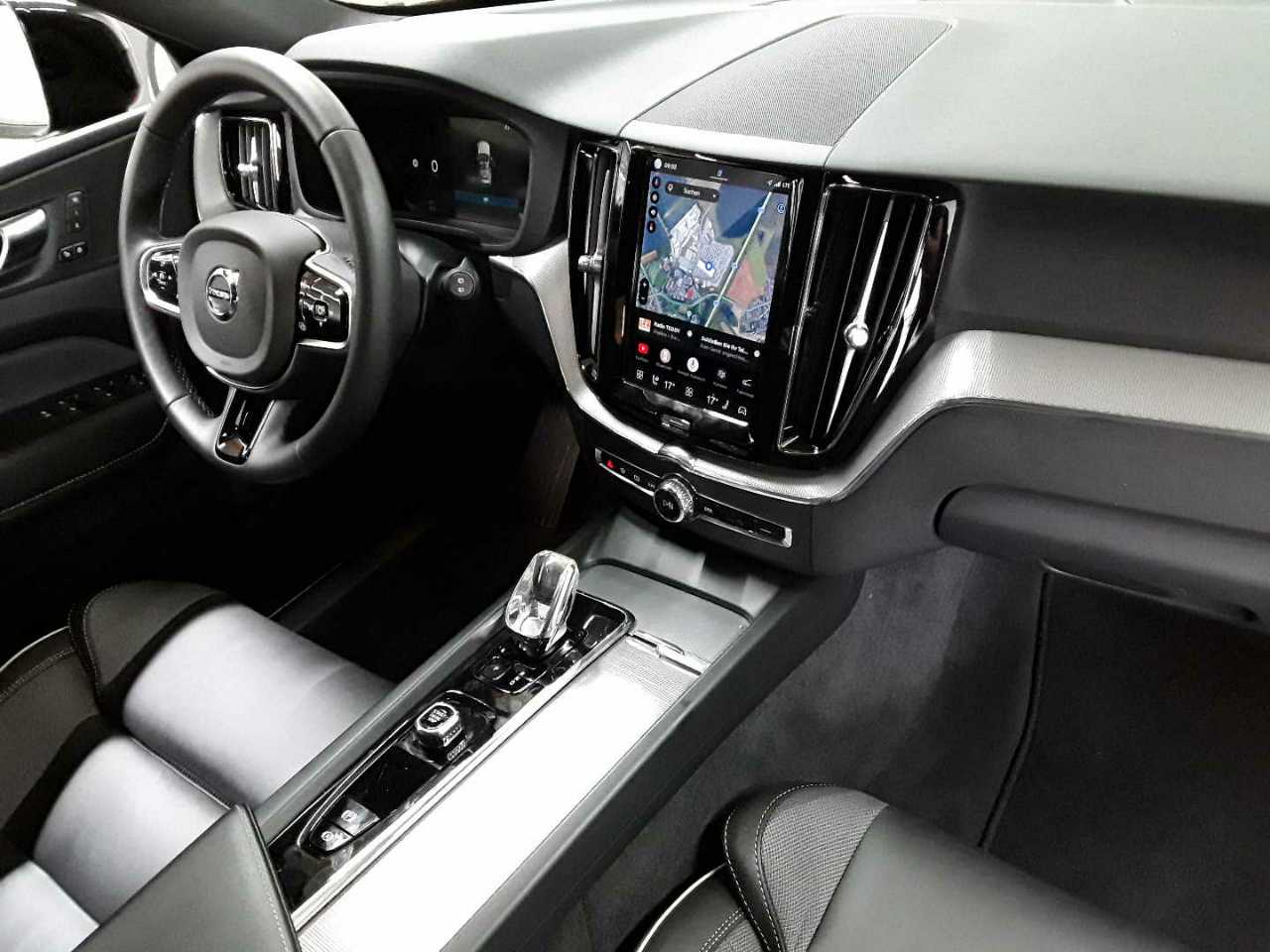 Volvo XC60 B4 D AWD Plus Dark 9