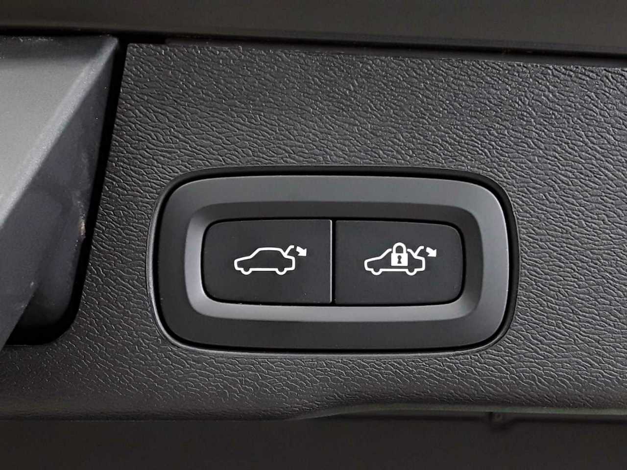 Volvo XC60 B4 D AWD Plus Dark 17