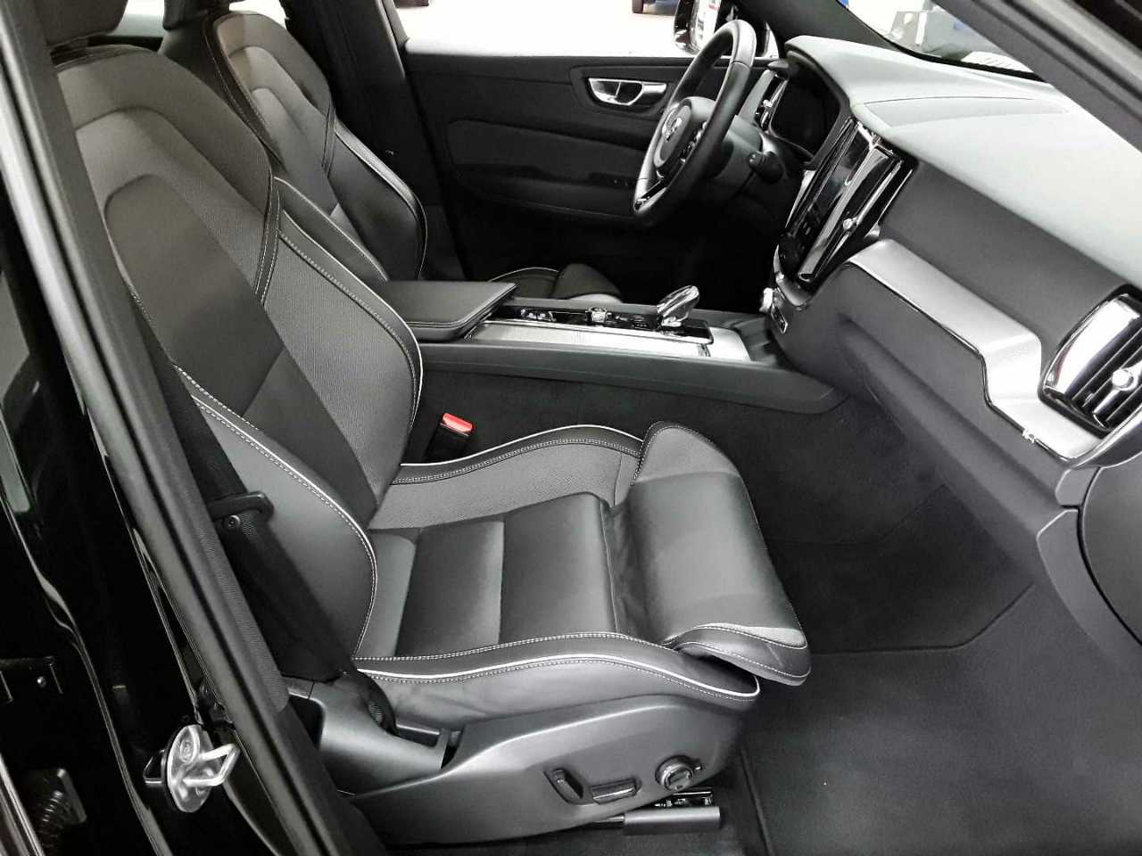 Volvo XC60 B4 D AWD Plus Dark 8