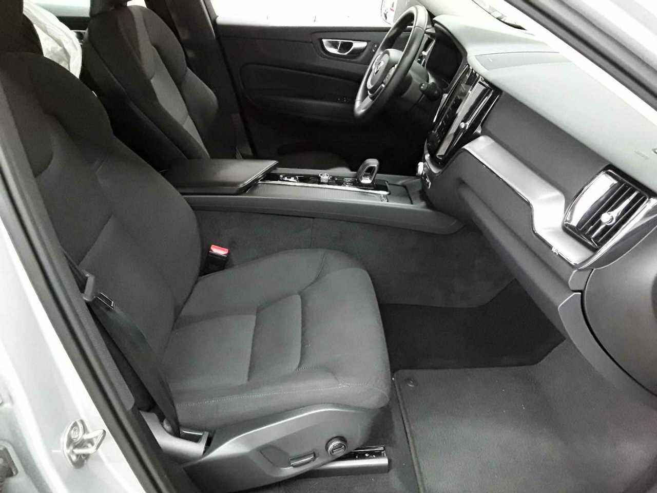 Volvo XC60 B4 D AWD Geartronic Momentum Pro 8