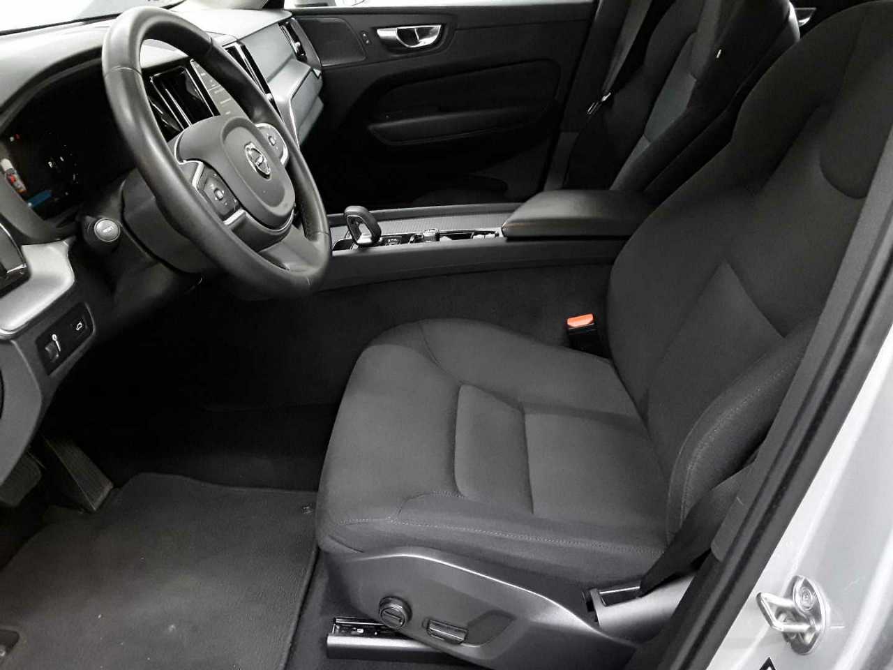 Volvo XC60 B4 D AWD Geartronic Momentum Pro 7