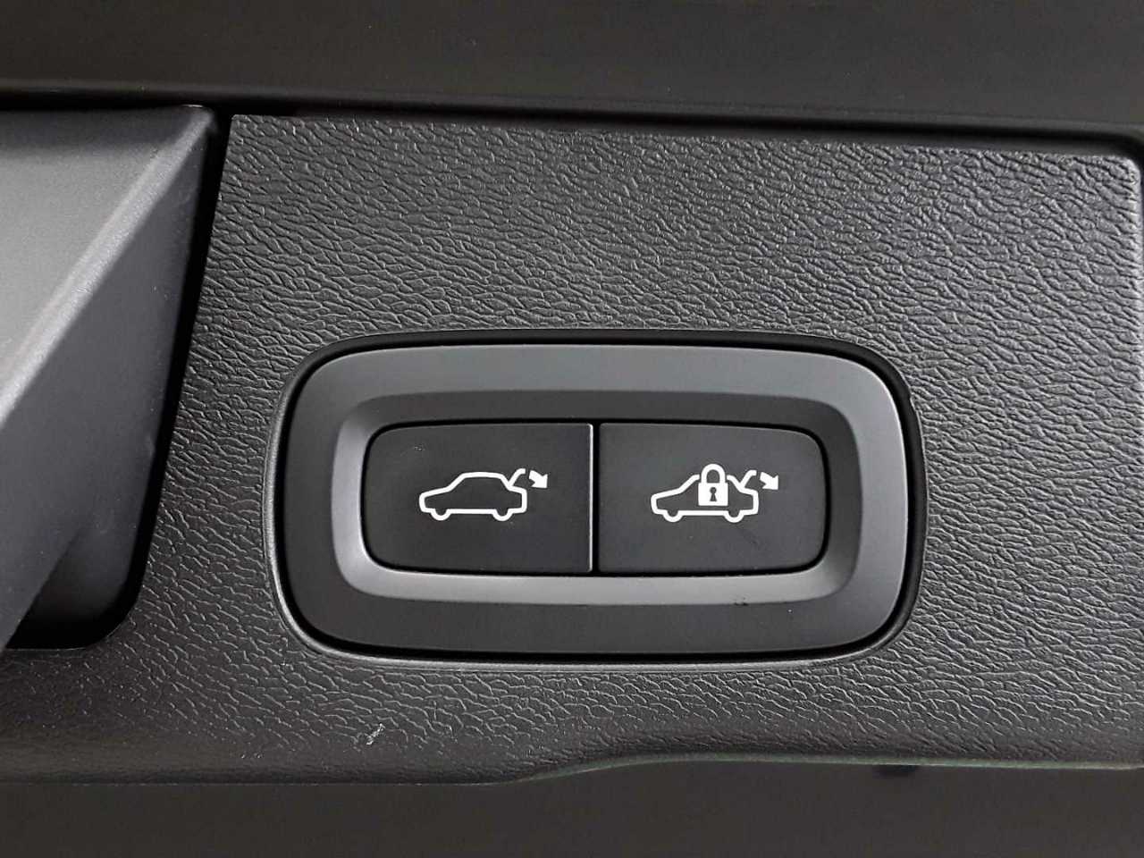Volvo XC60 B4 D AWD Geartronic Momentum Pro 19