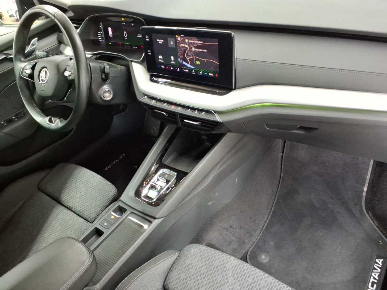 Skoda Octavia Combi 2.0 TDI DSG Clever 9