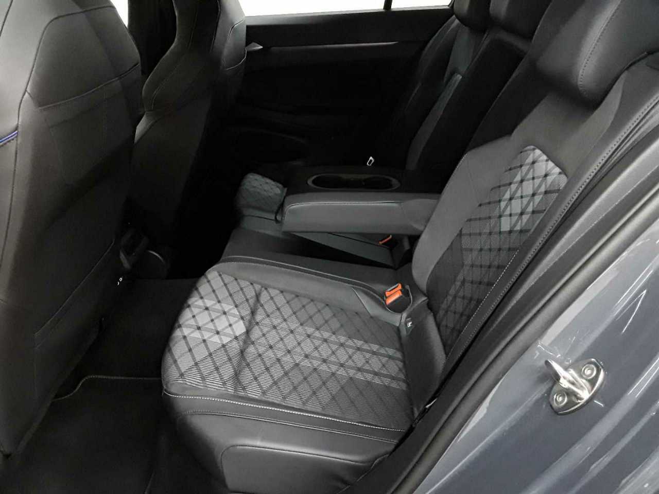 Vw Golf Variant 1.5 eTSI OPF DSG R-Line 13