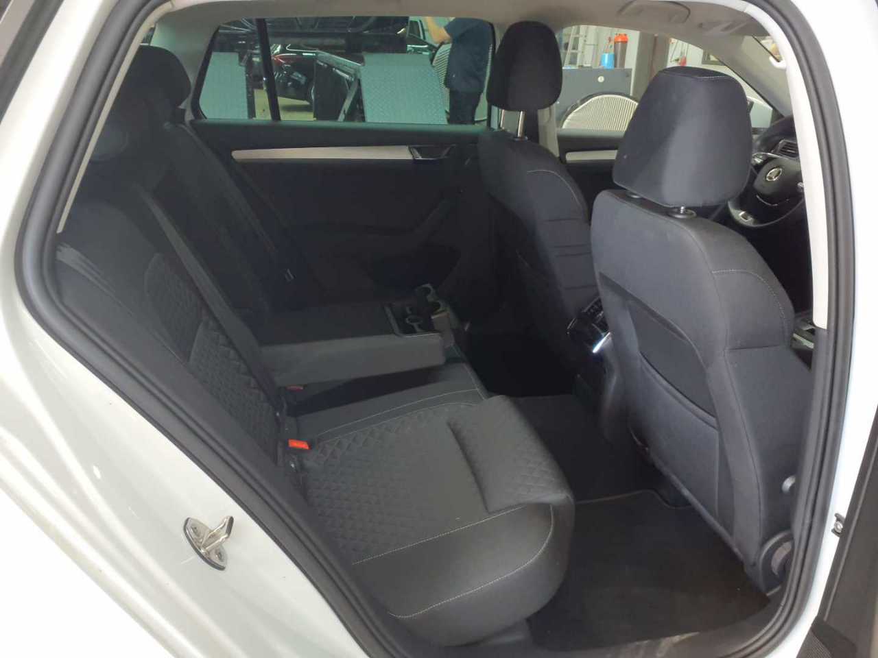 Skoda Superb Combi 2.0 TDI DSG Ambition 14