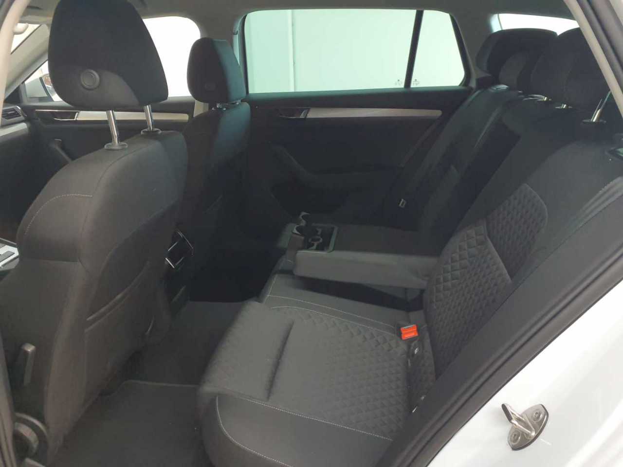 Skoda Superb Combi 2.0 TDI DSG Ambition 13